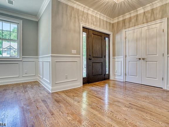 4th image of 30 Oakwood Ave