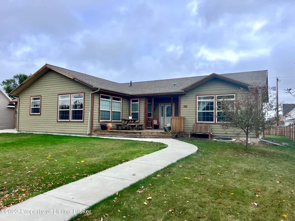 124 2nd Ave NW, Killdeer, ND 58640