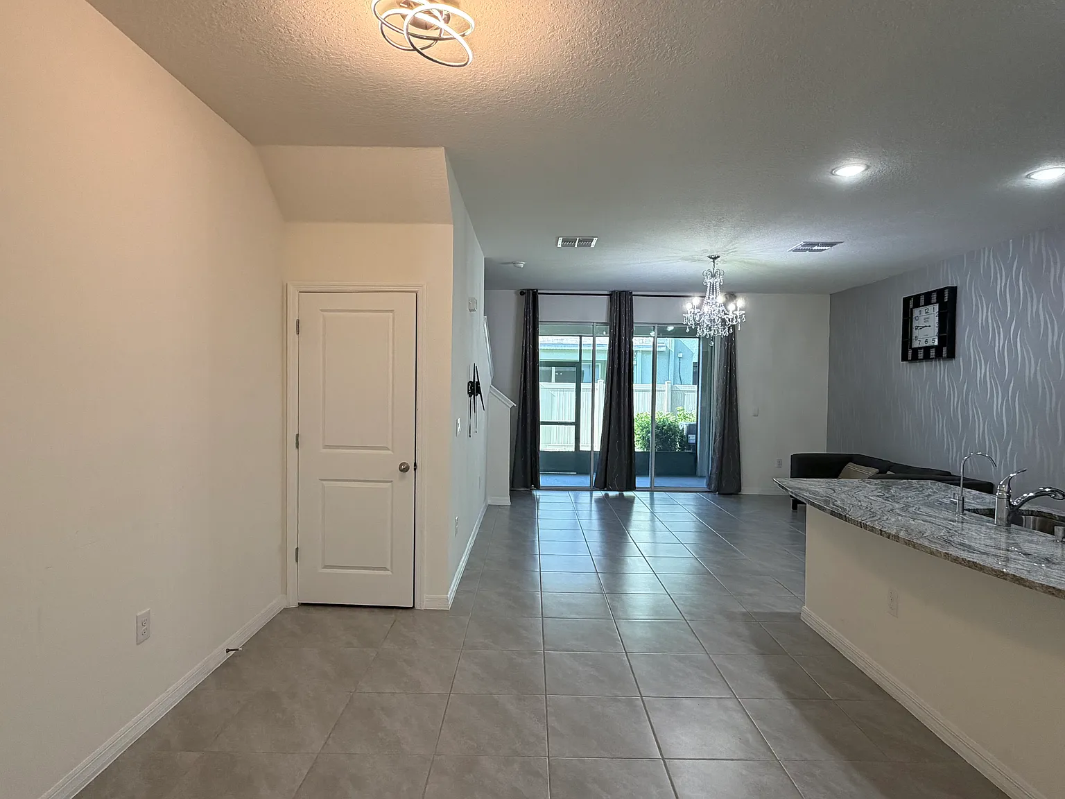 3 bed, 1673 sqft, $2,400 — Photo 3