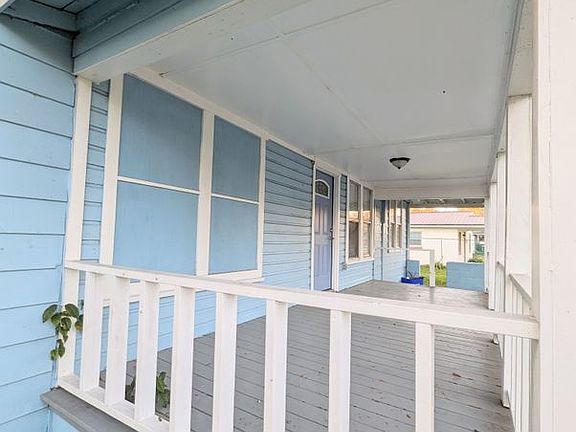 3rd image of 718 Pecan Ave