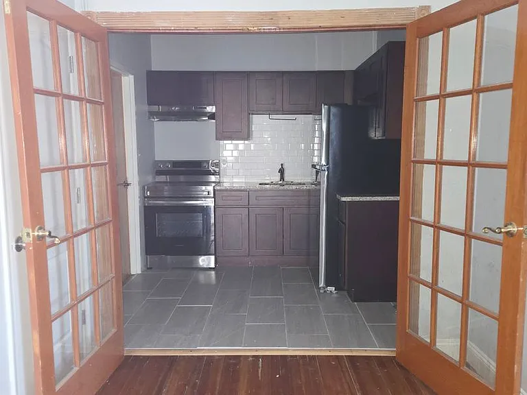 1033 W Hamilton St — Photo 2
