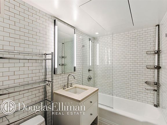 5th image of 200 E 66th St APT E0503