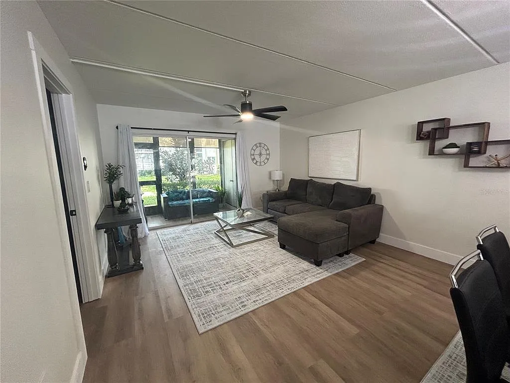 2 bed, 2.0 bath, 1054 sqft, $1,900 — Photo 3