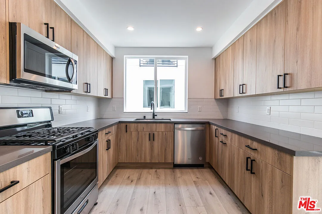 3 bed, 3.0 bath, 1800 sqft, $6,495 — Photo 2