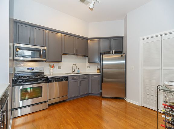 3rd image of 2915 N Clybourn Ave Unit 217