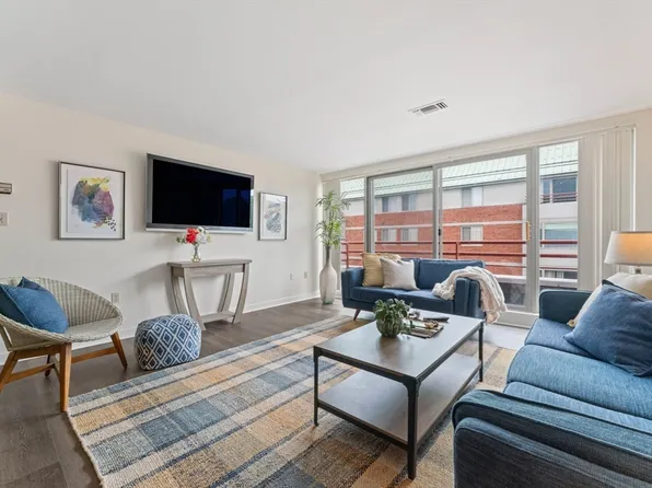 183 Oak St APT 504, Newton, MA 02464