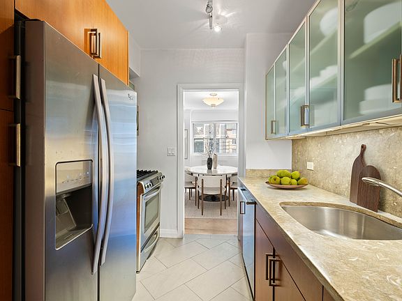 4th image of 85 E End Ave APT 11L