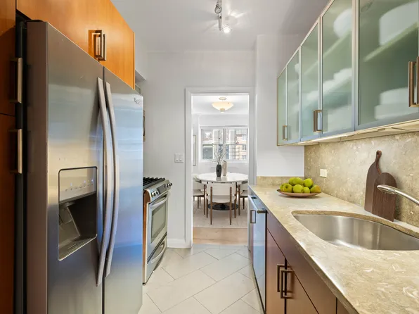 85 East End Avenue 16B image 2 of 9