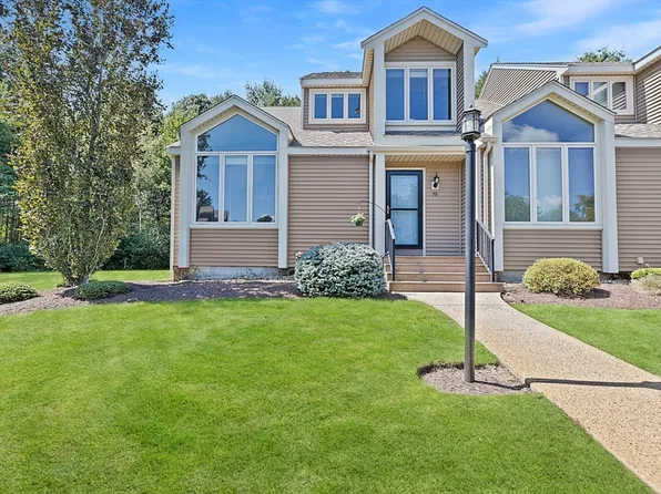 340 Centre Ave APT 30, Rockland, MA 02370