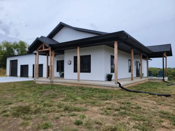 4041 Rock Creek Ct, Camanche, IA 52730