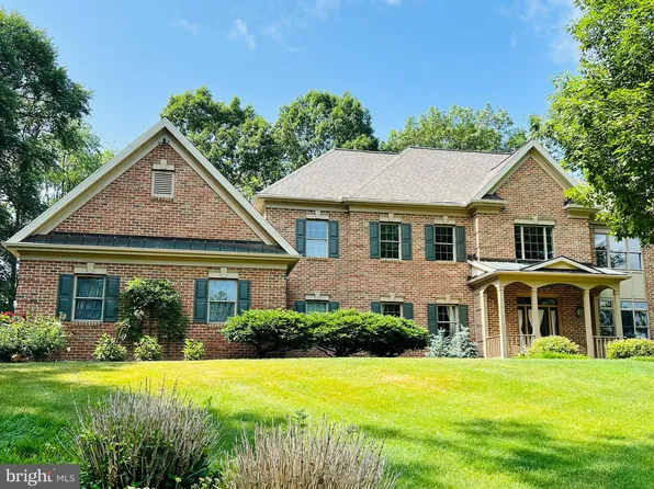 18 Hemlock Ct, Hershey, PA 17033