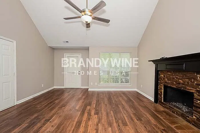 3 bed, 2.0 bath, 1312 sqft, $2,140 — Photo 4