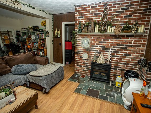 4th image of 136 Franklin Street