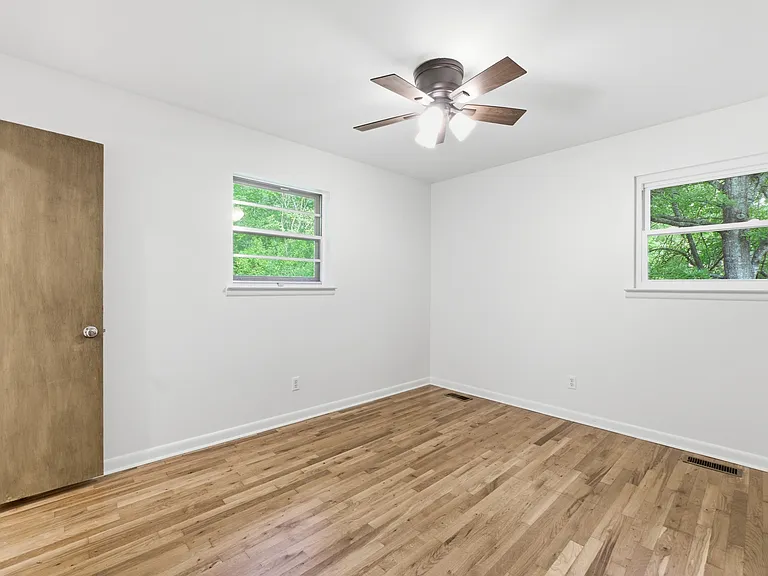 945 Brynwood Ter — Photo 16