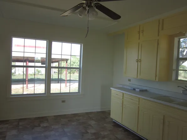 4111 Stapper Rd, Saint Hedwig, TX 78152