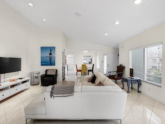 4th image of 7485 Glendevon Lane #1105