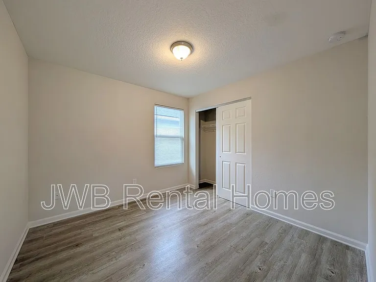 1252 Mull St — Photo 7