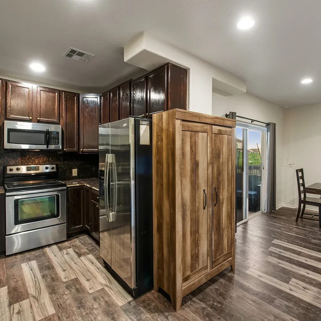 8 bed, 4078 sqft, $625 — Photo 3