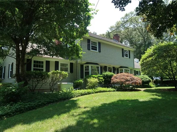 22 Barrows Dr, East Greenwich, RI 02818