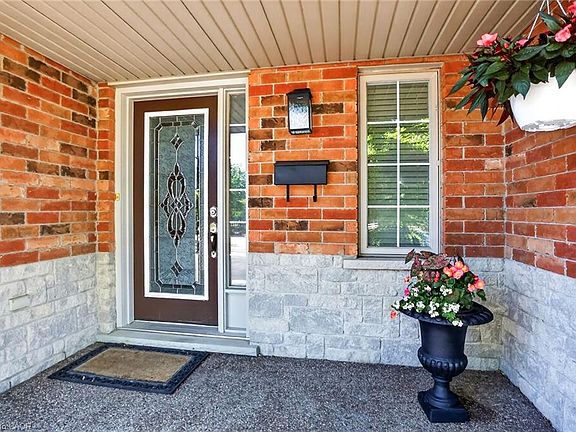 3rd image of 122 Magnolia Cres