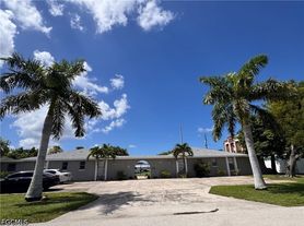 702 SE 47th St, Cape Coral, FL