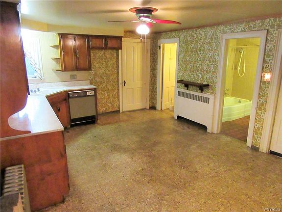4th image of 222 East St