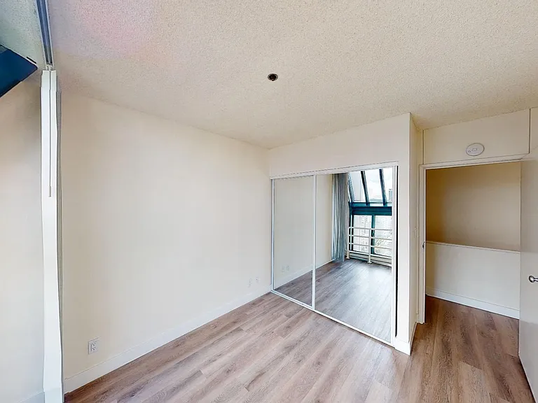 Trinity Towers Apartments — Photo 34