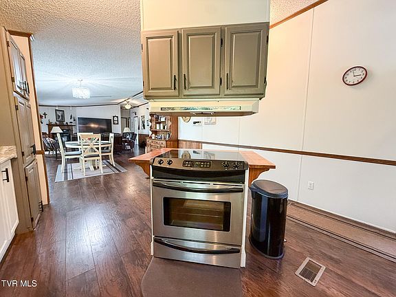 5th image of 245 Wesley Dr