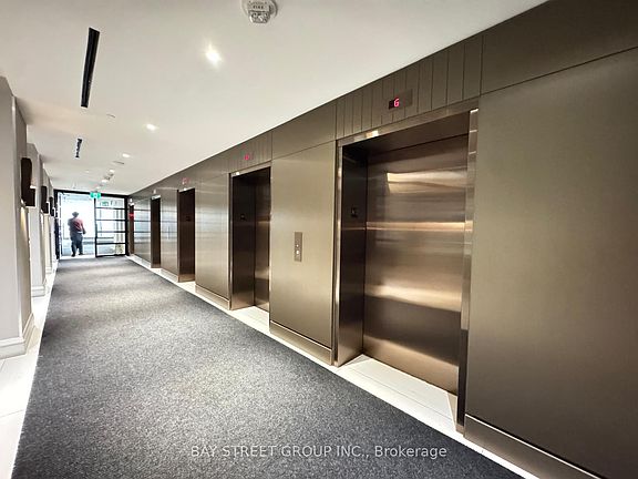 4th image of 39 Roehampton Ave #904