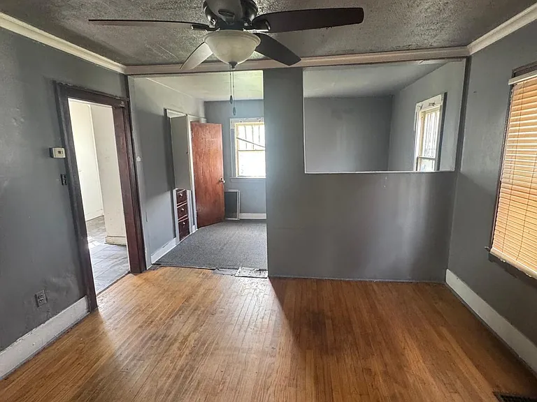 614 E Marengo Ave — Photo 4