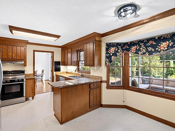 2nd image of 804 Shoresbrook Dr