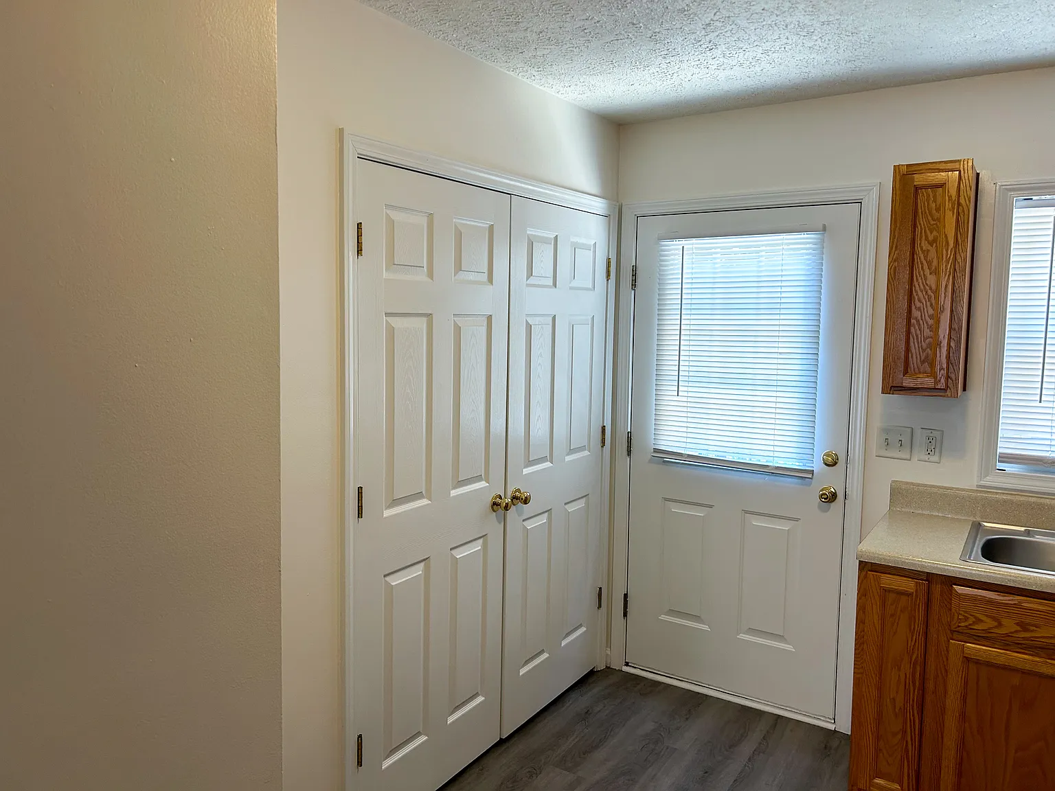 2 bed, 1000 sqft, $1,200 — Photo 3