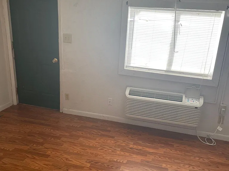 257 W Whalen St — Photo 3