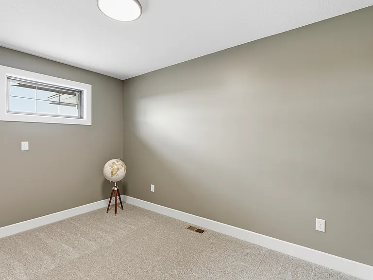 2138 E Beaumont St — Photo 26