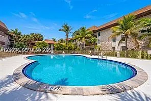 Dadeland Capri Condo — Photo 1