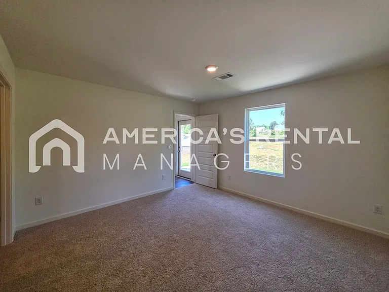 2400 Sky Dr — Photo 31