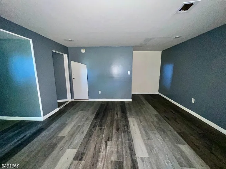 201 E 9th St #1 — Photo 14