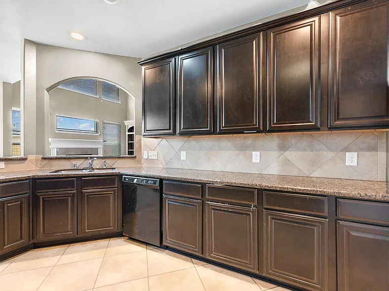 1302 S Maple Dr — Photo 10