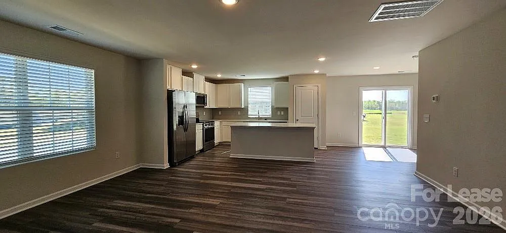 3 bed, 2.5 bath, 1951 sqft, $2,200 — Photo 3