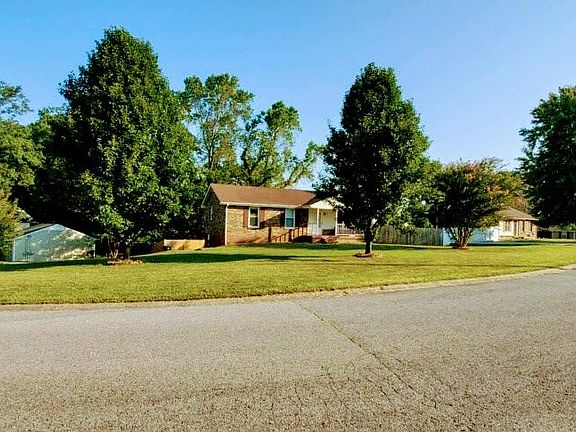 2nd image of 613 Bay Ln