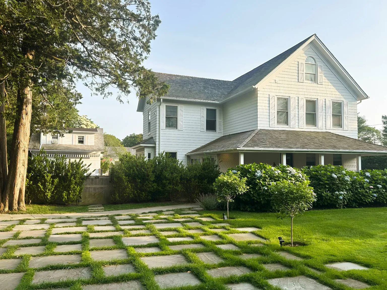 A Timeless, Private Southampton Estate — Photo 1