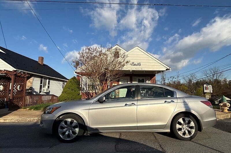 1st image of 702 Maple St