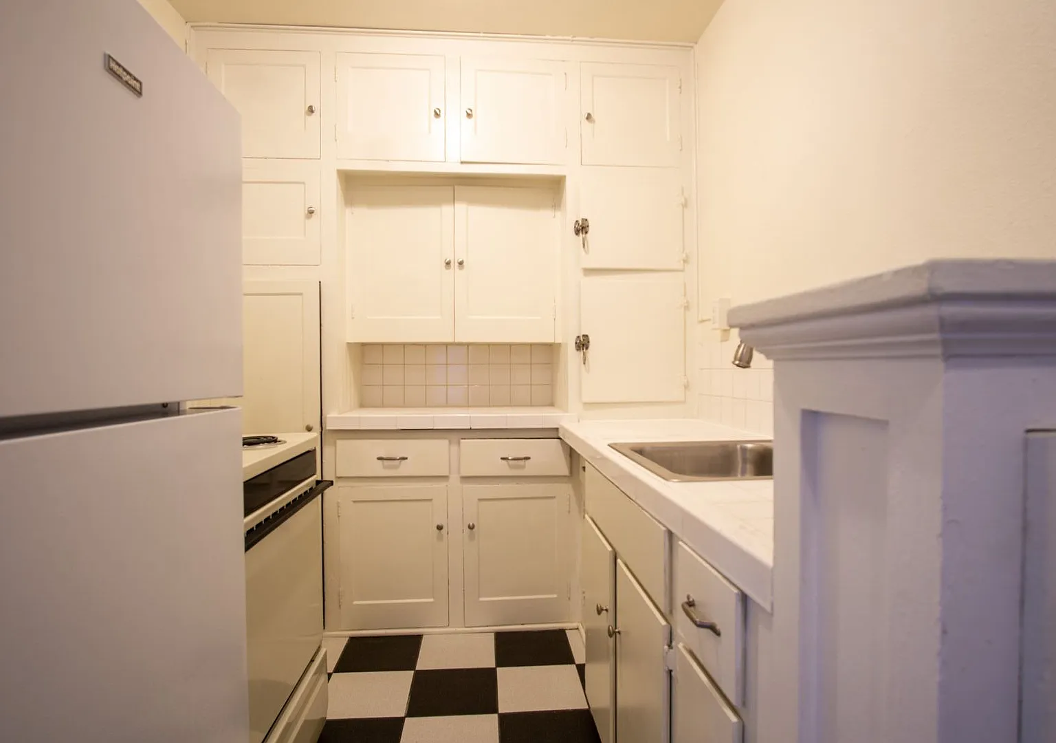 Spacious & Bright Top-Floor Studio With Free Rent! — Photo 1