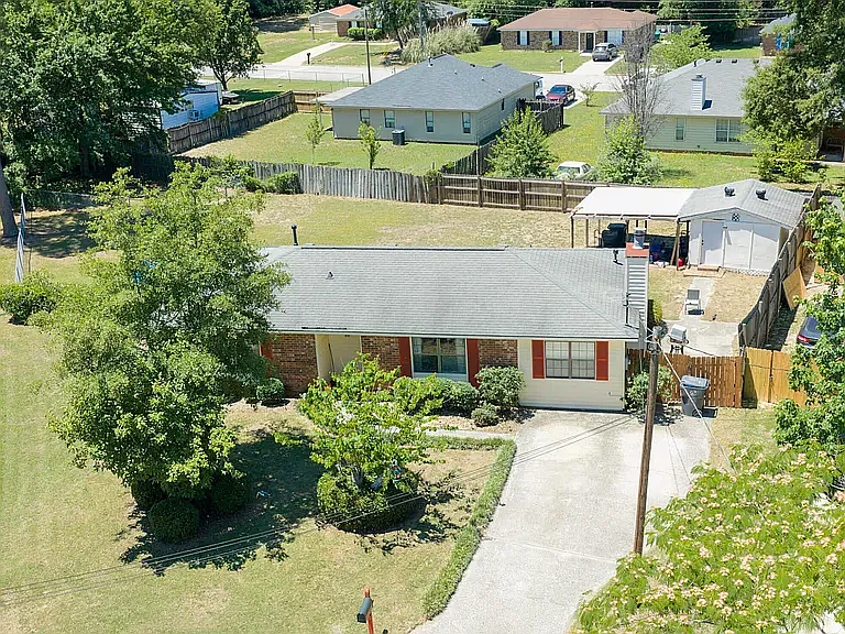 3 bed, 1379 sqft, $1,800 — Photo 1