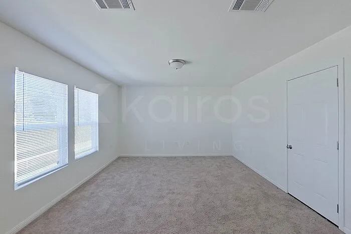 924 Sanford Ln — Photo 10