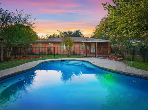 1011 Park Center St, Benbrook, TX 76126