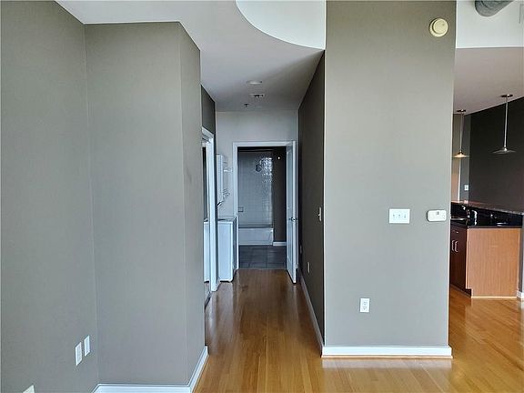 5th image of 923 Peachtree St NE Unit 736