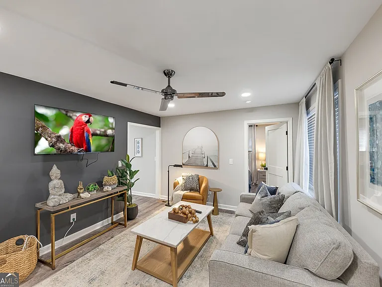 155 Parkview Dr SE — Photo 1