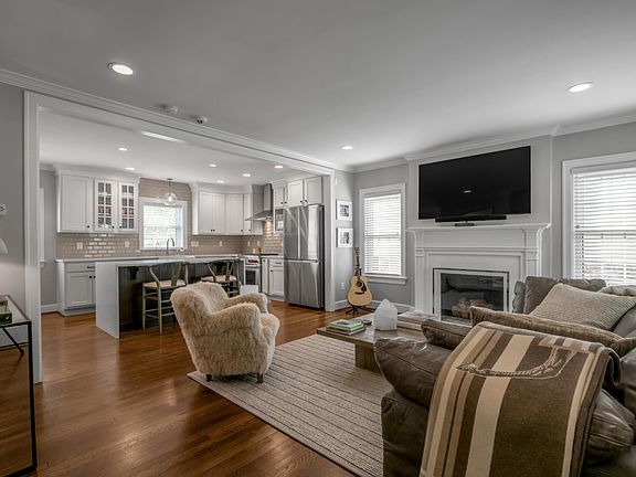 3rd image of 489 Hart Rd