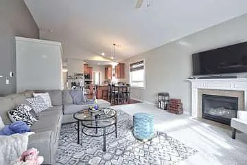 615 E Washington St — Photo 12